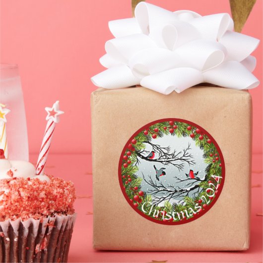 雪のカスタム中の鳥の松の針赤い果実 ラウンドシール (パーティー)