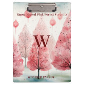 雪のキスをしたピンクの冬の森セレニティモノグラム クリップボード (正面)