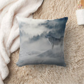 雪のクッションに白い冬の狼 クッション (ブランケット)