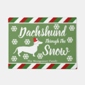 雪のクリスマスによるダックスフントは縞で飾ります ドアマット (正面)