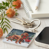 雪のクリスマスにアイルランドの赤いセッター犬 キーホルダー (正面右)