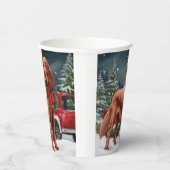雪のクリスマスにアイルランドの赤いセッター犬 紙コップ (右)