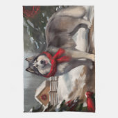 雪のクリスマスにアラスカンマラムート犬 キッチンタオル (縦)