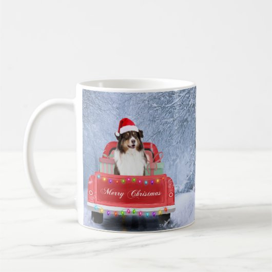 雪のクリスマスにオーストラリアの羊飼い犬 コーヒーマグカップ (左)