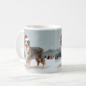 雪のクリスマスにオーストラリアの羊飼い犬 コーヒーマグカップ (正面左)