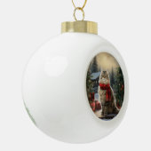 雪のクリスマスにシベリア猫 セラミックボールオーナメント (左)