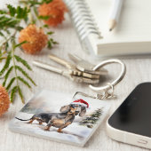 雪のクリスマスにダシュント犬 キーホルダー (正面右)