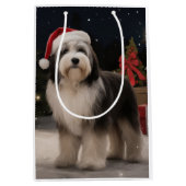 雪のクリスマスにチベットテリア犬 ミディアムペーパーバッグ (正面)