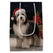 雪のクリスマスにチベットテリア犬 ミディアムペーパーバッグ (裏面)