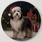 雪のクリスマスにチベットテリア犬 缶バッジ (正面)