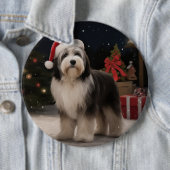 雪のクリスマスにチベットテリア犬 缶バッジ (インサイチュ)
