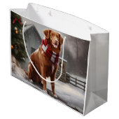 雪のクリスマスにノバスコシアダックトーラードッグ ラージペーパーバッグ (裏面アングル)