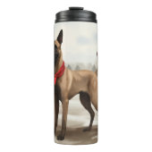 雪のクリスマスにベルギーのマリノワンドッグ タンブラー (正面)