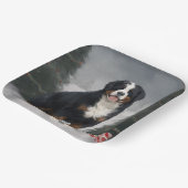 雪のクリスマスにベルネーズマウンテンドッグ ペーパープレート (傾斜あり)