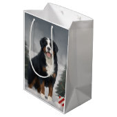 雪のクリスマスにベルネーズマウンテンドッグ ミディアムペーパーバッグ (裏面アングル)