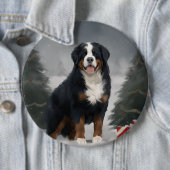 雪のクリスマスにベルネーズマウンテンドッグ 缶バッジ (インサイチュ)