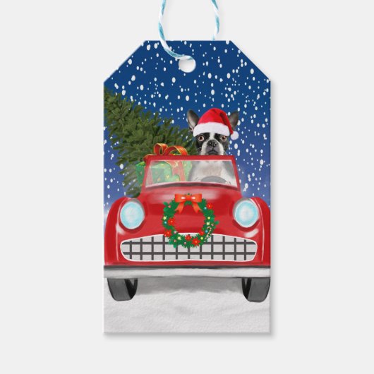 雪のクリスマスにボストンテリア犬の車を運転 ギフトタグ (正面)