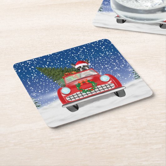 雪のクリスマスにボストンテリア犬の車を運転 スクエアペーパーコースター (アングル)