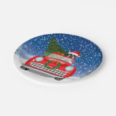 雪のクリスマスにボストンテリア犬の車を運転 ペーパープレート (アングル)