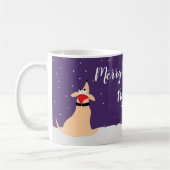 雪のクリスマスに漫画の桃の犬ブタ犬 コーヒーマグカップ (左)