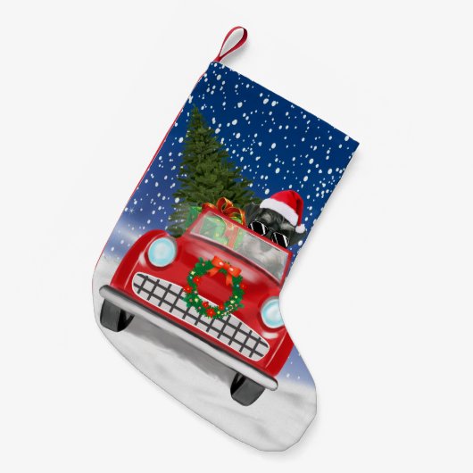 雪のクリスマスに車を運転するシュナウツァードッグ スモールクリスマスストッキング (正面 (吊り時))