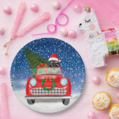 雪のクリスマスに車を運転するシュナウツァードッグ ペーパープレート (パーティー)