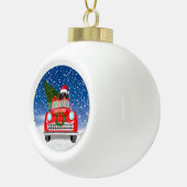 雪のクリスマスに車を運転するダシュント犬 セラミックボールオーナメント (右)