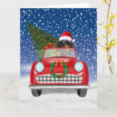 雪のクリスマスに車を運転するダックスフンド犬,  カード (黄色い花)