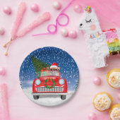 雪のクリスマスに車を運転するチワホアドッグ ペーパープレート (パーティー)