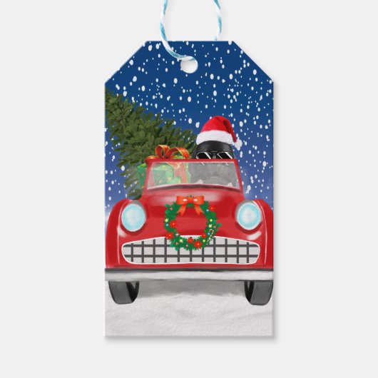 雪のクリスマスに車を運転するニューファンドランド犬 ギフトタグ (正面)