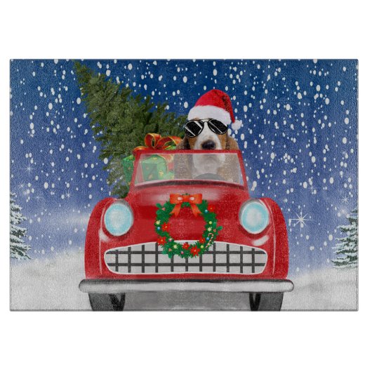 雪のクリスマスに車を運転するバスセットハウンドドッグ カッティングボード (正面)