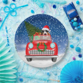 雪のクリスマスに車を運転するバスセットハウンドドッグ ペーパープレート (パーティー)