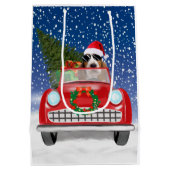 雪のクリスマスに車を運転するバスセットハウンドドッグ ミディアムペーパーバッグ (裏面)