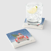 雪のクリスマスに車を運転するビーグル犬 ストーンコースター (横)