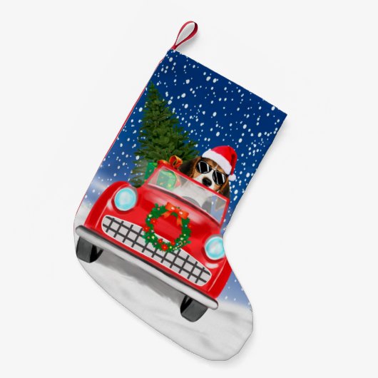雪のクリスマスに車を運転するビーグル犬 スモールクリスマスストッキング (正面 (吊り時))