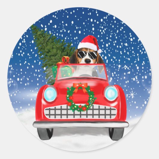 雪のクリスマスに車を運転するビーグル犬 ラウンドシール (正面)
