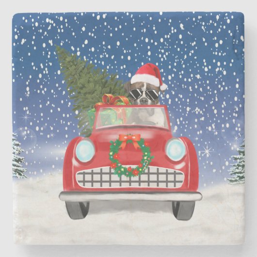 雪のクリスマスに車を運転するボクサー犬 ストーンコースター (正面)