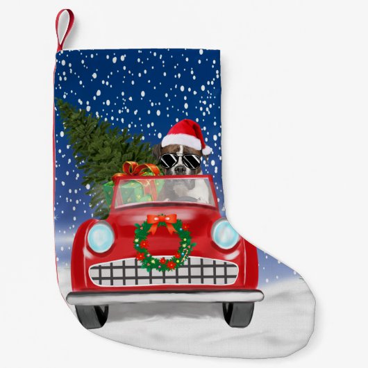 雪のクリスマスに車を運転するボクサー犬 スモールクリスマスストッキング (正面)