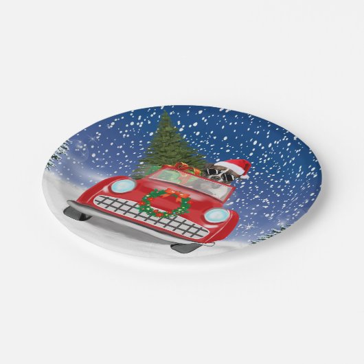 雪のクリスマスに車を運転するボクサー犬 ペーパープレート (アングル)