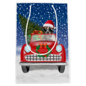 雪のクリスマスに車を運転するボクサー犬 ミディアムペーパーバッグ (正面)