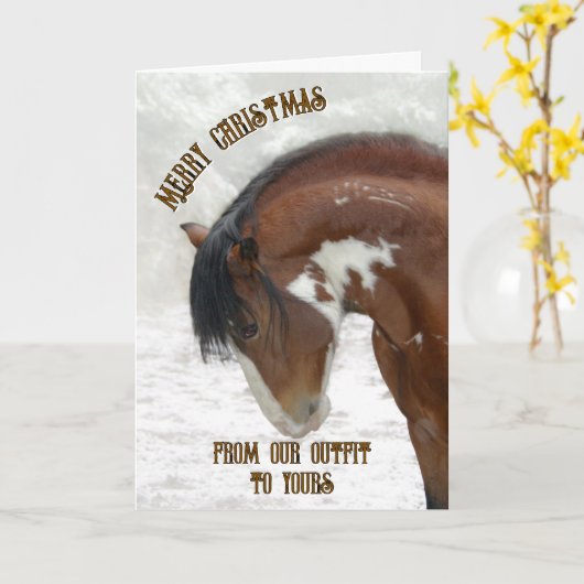 雪のクリスマスに野生の馬 カード (黄色い花)