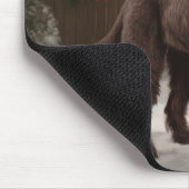 雪のクリスマスに金髪のポインティングドッグ マウスパッド (コーナー)