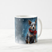 雪のクリスマスに青いヒーラー犬 コーヒーマグカップ (正面右)
