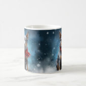 雪のクリスマスに青いヒーラー犬 コーヒーマグカップ (中央)