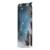 雪のクリスマスに青いヒーラー犬 タンブラー (回転左)