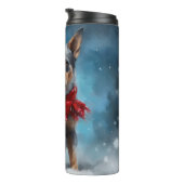 雪のクリスマスに青いヒーラー犬 タンブラー (回転右)