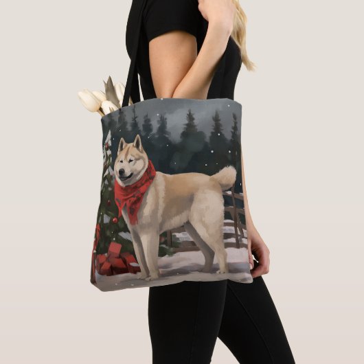 雪のクリスマスに飼う秋田犬 トートバッグ (クローズアップ)