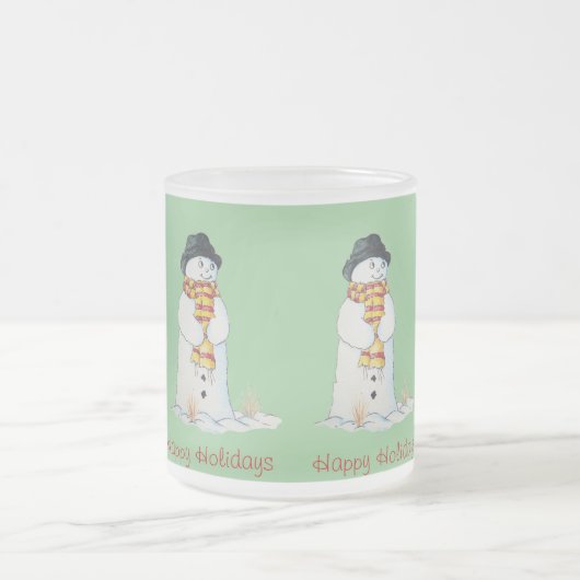 雪のクリスマスのストッキングが付いているかわいい雪だるま フロストグラスマグカップ (中央)