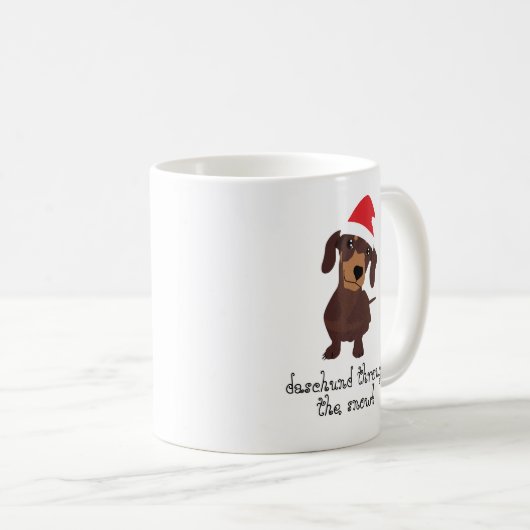 雪のクリスマスのマグを通したかわいいdaschund コーヒーマグカップ (正面右)