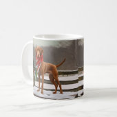 雪のクリスマスのヴィズラ犬 コーヒーマグカップ (正面左)